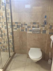 A bathroom at Zenit Panzió