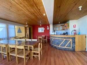 a kitchen and dining room with a table and chairs at Hostal Oscar Inn in Puno