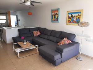 sala de estar con sofá azul y mesa en Auremar, en Puerto del Carmen