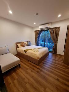 Un dormitorio grande con una cama y una ventana. en Lahabana Huahin by Moji, en Hua Hin