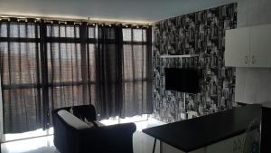 TV a/nebo společenská místnost v ubytování 10 South Apartments