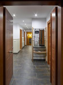 pasillo con puertas de madera y suelo de baldosa en CASA RURAL ENTREVIÑAS, en San Bernardo