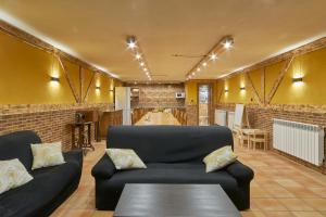 Sala de estar con 2 sofás y mesa en CASA RURAL ENTREVIÑAS, en San Bernardo