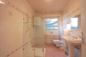 W łazience znajduje się prysznic, toaleta i umywalka. w obiekcie Riverside Airport Hotel w mieście Kelsterbach
