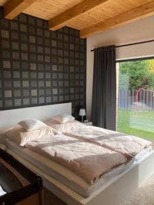 Łóżko lub łóżka w pokoju w obiekcie Chata v Beskydech