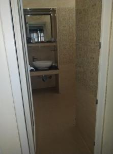 Ванна кімната в Aarudhara Holiday Home (A Home away from Home)