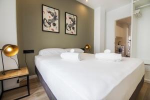 een slaapkamer met 2 bedden en witte lakens bij VLC Host - Mercat Central in Valencia