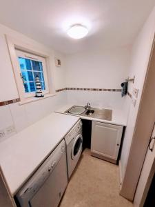 Kuchyň nebo kuchyňský kout v ubytování Cromla Cottage