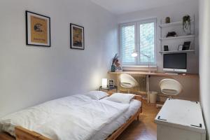 a bedroom with a bed and a desk in it at Hidden Gem of Jasna, Váš skrytý poklad v Jasnej in Liptovský Mikuláš