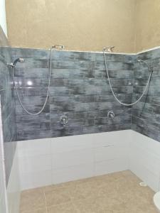 La salle de bains est pourvue d'une douche avec deux pommeaux de douche. dans l'établissement vacation house יחידת אירוח פרטית הוד השרון, à Hod HaSharon