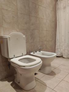un baño con inodoro y bidé en Piso Completo en Nueva Córdoba, en Córdoba 20 fotos más