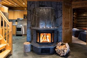 a fireplace in the middle of a kitchen at LeviDay 1&2 in Levi
