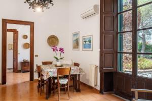 a dining room with a table and chairs at Florence Trevelyan Villa in Letojanni