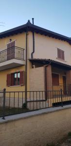 une maison avec une clôture devant elle dans l'établissement La casa del Re, à Sipicciano