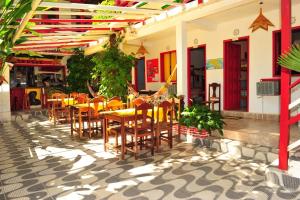 Papagaio Hostel & Pousada tesisinde bir restoran veya yemek mekanı