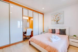 - une chambre avec un lit et un bureau dans l'établissement Olinda's Place, à Boaventura