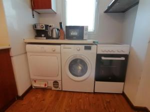 YambolにあるMarlene Apartmentのキッチン(洗濯機、洗濯機付)