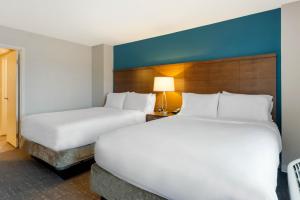 Postel nebo postele na pokoji v ubytování Staybridge Suites Orlando Royale Parc Suites by IHG