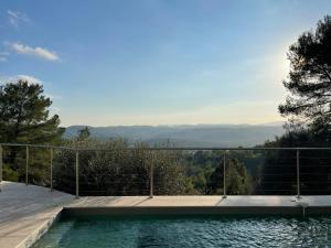 una piscina con vistas a las montañas en Villa Horizon - Piscine privée, en Montauroux
