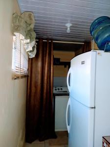 Кухня або міні-кухня у Gables Vacation Rentals with Private Gated Parking Onsite