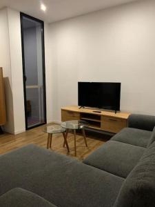 ein Wohnzimmer mit einem Sofa und einem Flachbild-TV in der Unterkunft Villa el Molino in Los Cerrillos