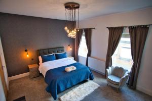 um quarto com uma cama com um bicho de peluche em Birches House em Ford Green