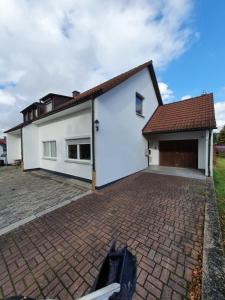 uma casa branca com uma entrada de tijolos em Haus Fasanerie em Fulda