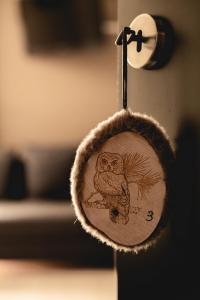 a round mirror with a drawing of an owl on it at Il était une fois in Herbeumont