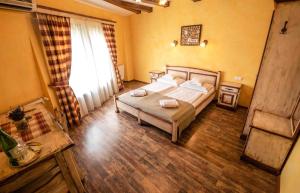a bedroom with a bed and a large window at Pensiune Restaurant Lyra in Corunca
