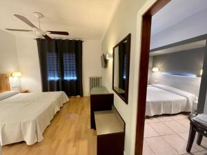 En eller flere senger på et rom på Hotel & Restaurant Figueres Parc