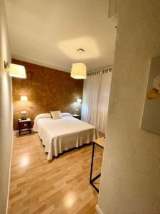Hotel & Restaurant Figueres Parc房間的床