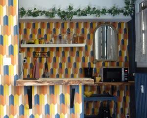 Cette chambre est dotée d'un mur coloré avec un miroir. dans l'établissement LE LOGIS DU PALAIS, à Marseille