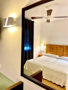 Een bed of bedden in een kamer bij Hotel & Restaurant Figueres Parc