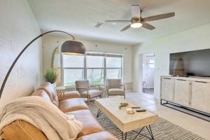 Televiisor ja/või meelelahutuskeskus majutusasutuses Walkable Florida Duplex 2 Blocks to Cocoa Beach!