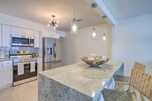 Köök või kööginurk majutusasutuses Walkable Florida Duplex 2 Blocks to Cocoa Beach!