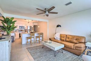 Köök või kööginurk majutusasutuses Walkable Florida Duplex 2 Blocks to Cocoa Beach!