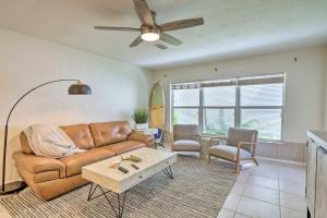 Istumisnurk majutusasutuses Walkable Florida Duplex 2 Blocks to Cocoa Beach!