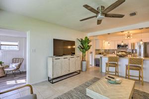 Köök või kööginurk majutusasutuses Walkable Florida Duplex 2 Blocks to Cocoa Beach!