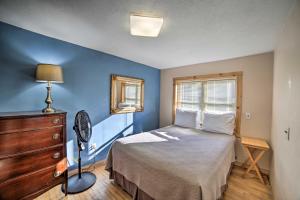 Postel nebo postele na pokoji v ubytování UP Badger Lodge at Powell Lake with Fire Pit!