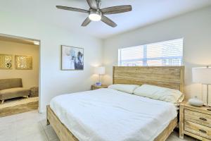 Voodi või voodid majutusasutuse Walkable Florida Duplex 2 Blocks to Cocoa Beach! toas