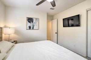 Voodi või voodid majutusasutuse Walkable Florida Duplex 2 Blocks to Cocoa Beach! toas