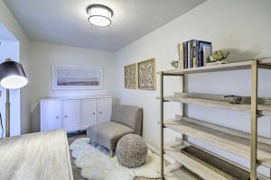 Voodi või voodid majutusasutuse Walkable Florida Duplex 2 Blocks to Cocoa Beach! toas