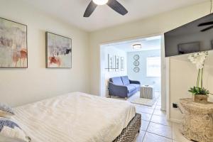 Televiisor ja/või meelelahutuskeskus majutusasutuses Walkable Florida Duplex 2 Blocks to Cocoa Beach!