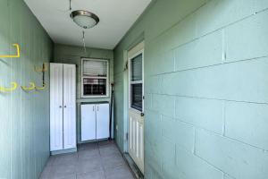 Köök või kööginurk majutusasutuses Walkable Florida Duplex 2 Blocks to Cocoa Beach!