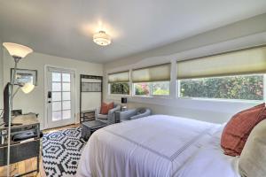 Foto dalla galleria di Studio with Shared Deck and Yard - Near Stanford! a Menlo Park