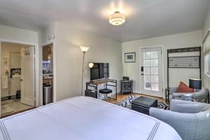 Foto dalla galleria di Studio with Shared Deck and Yard - Near Stanford! a Menlo Park Altre 18 foto