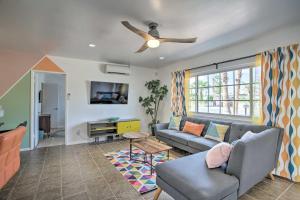 - un salon avec un canapé et un ventilateur de plafond dans l'établissement Stunning Palm Springs Home with Private Yard!, à Palm Springs