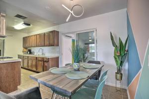 cocina y comedor con mesa de madera y sillas en Stunning Palm Springs Home with Private Yard!, en Palm Springs