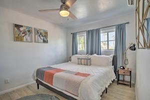 - une chambre avec un lit et un ventilateur de plafond dans l'établissement Stunning Palm Springs Home with Private Yard!, à Palm Springs