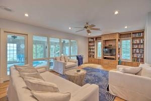 Χώρος καθιστικού στο Beachfront Urbanna Home with Gas Grill and Deck!